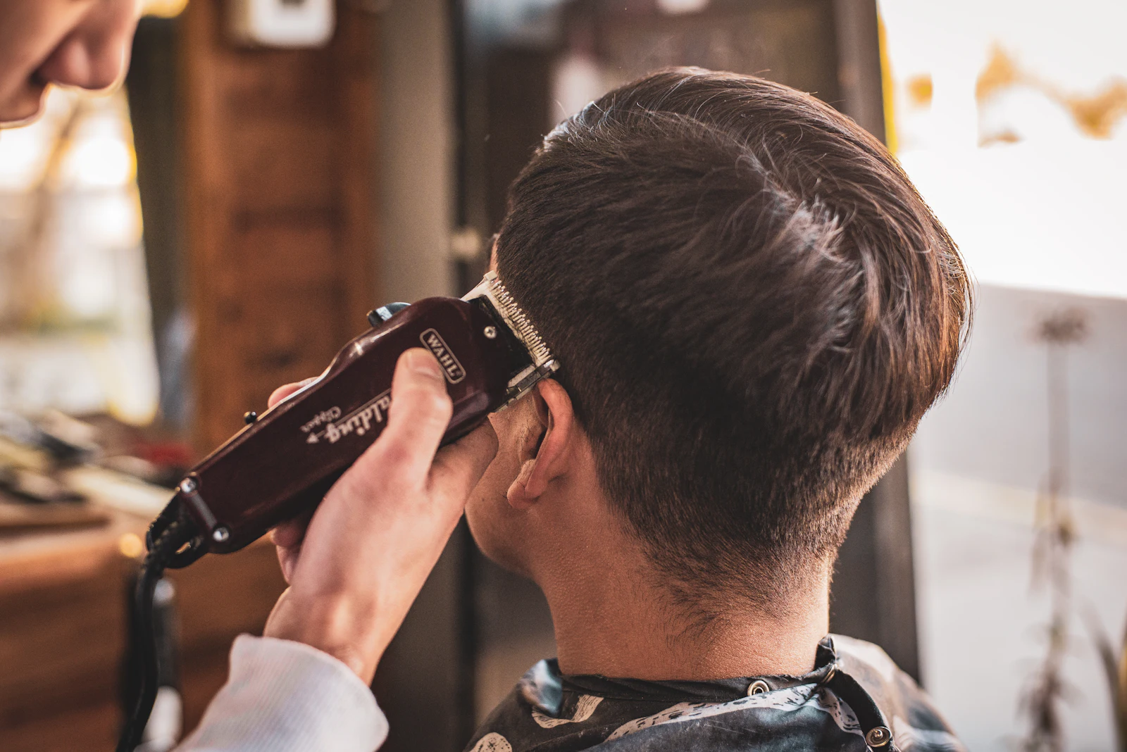 Barber laver præcis fade med trimmer