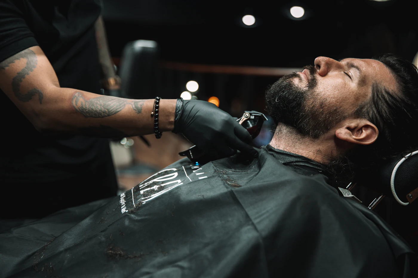 Skægtrimning i barberstolen
